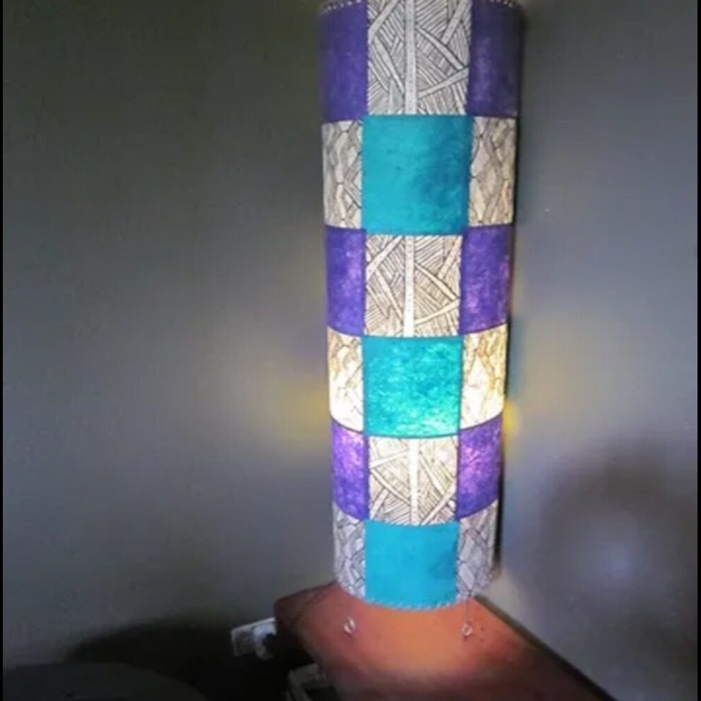 Cilíndrica de pie con diseño de pintura corporal Amazonas